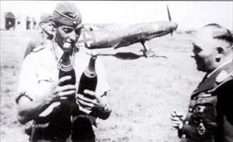 2 июля 1941 года оберлейтенант Вольфдитер Хью празднует свою 6ю и 7ю победы - фото 76