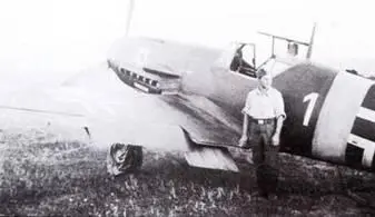 Этот же летчик участвовал в войне на Средиземном море Снят на фоне 109 F4 - фото 77