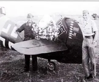 Этот же летчик участвовал в войне на Средиземном море Снят на фоне 109 F4 - фото 78