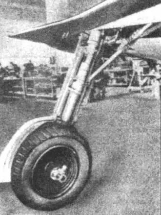 Основная стойка шасси с колесом Внутренность задней части фюзеляжа самолета - фото 66