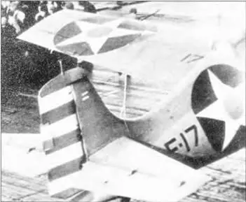 F4F3 F17 из VF6 готовится взлететь с авианосца Энтерпрайз 10 марта 1942 - фото 58