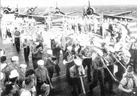 Шуточный парад на борту авианосца Йорктаун 10 апреля 1942 года Такой парад - фото 60