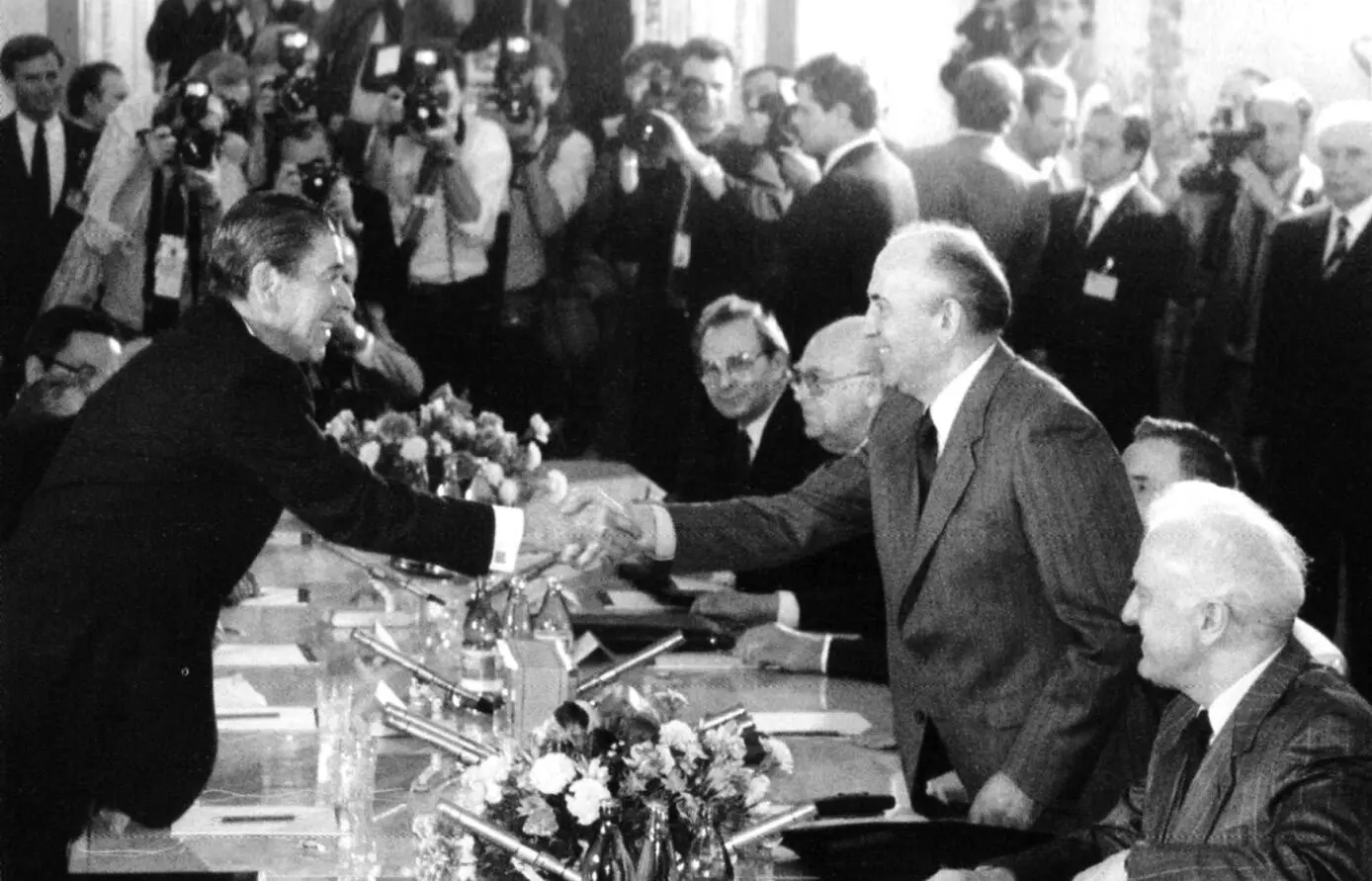 Рональд Рейган и Горбачев на переговорах в Кремле Май 1988 г Изобретение - фото 12