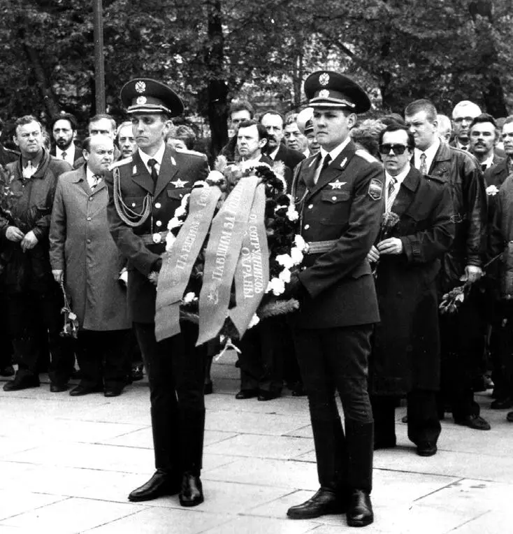 Члены Клуба ветеранов госбезопасности возлагают венок к Могиле Неизвестного - фото 20