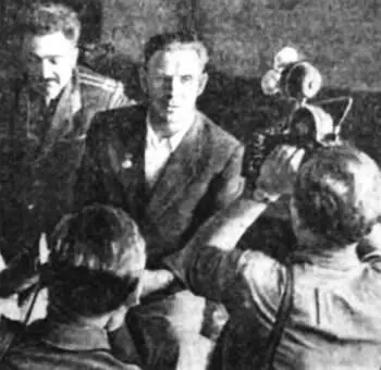 Петр Иванович Долговбеседует с корреспондентами Фото автора 10 июня 1960 г - фото 24
