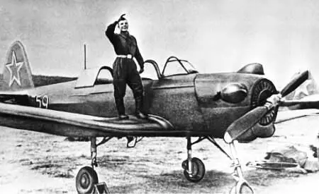 1954 год Проба крыльев Хорошая дорога вела его в космос Вот он стоит - фото 56