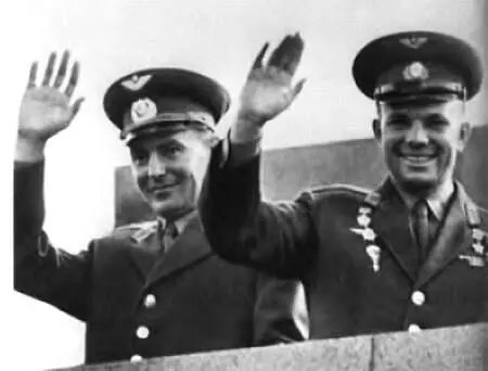 Был один космонавт Теперь два Герман Титови Юрий Гагарин Фото из архива - фото 73