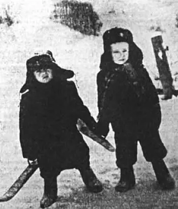 Это и есть Женя Козлови Коля Чучеловс лыжами на двоих Это был суровый - фото 93