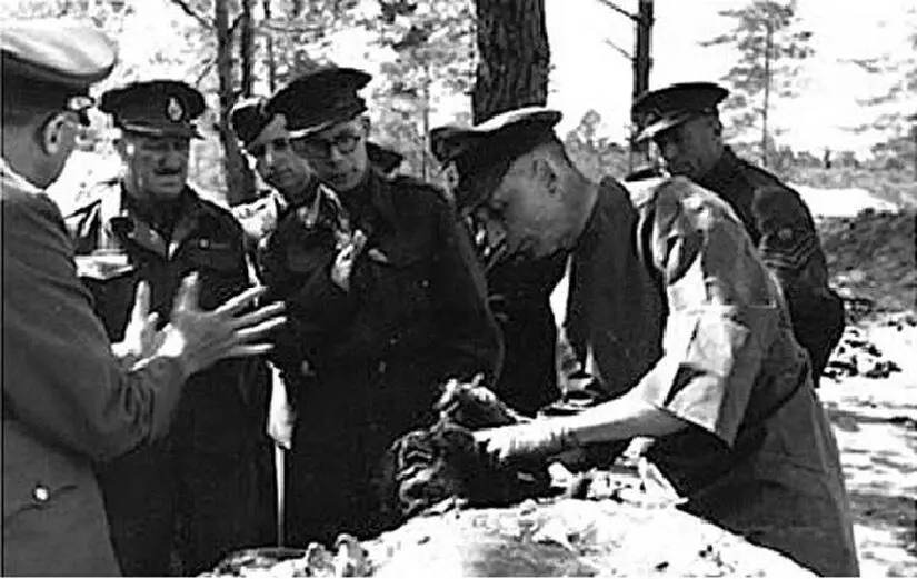 Немцы рассматривают трупы поляков в Катыни1943 г То что осталось от бункера - фото 16