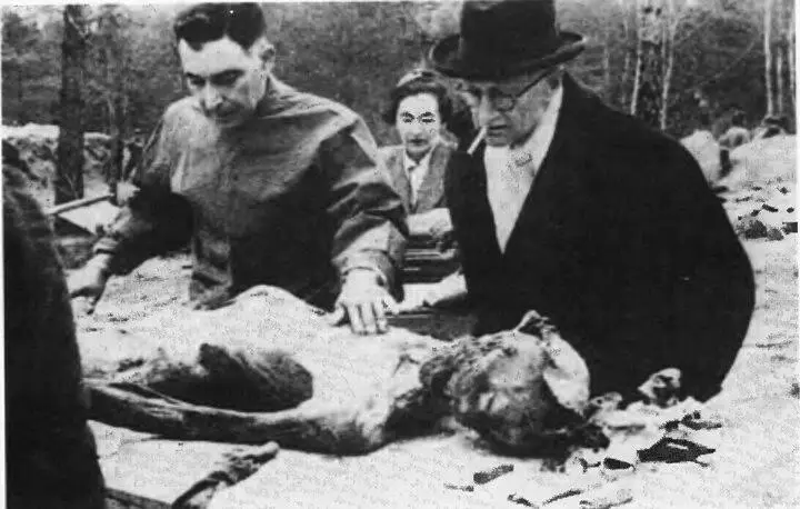 Доктор Бутц изучает найденные захоронения поляков в Катыни 1943 г - фото 18