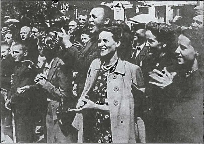 26 июня 1941 г жители Каунаса радостно встречают солдат немецкого вермахта - фото 3