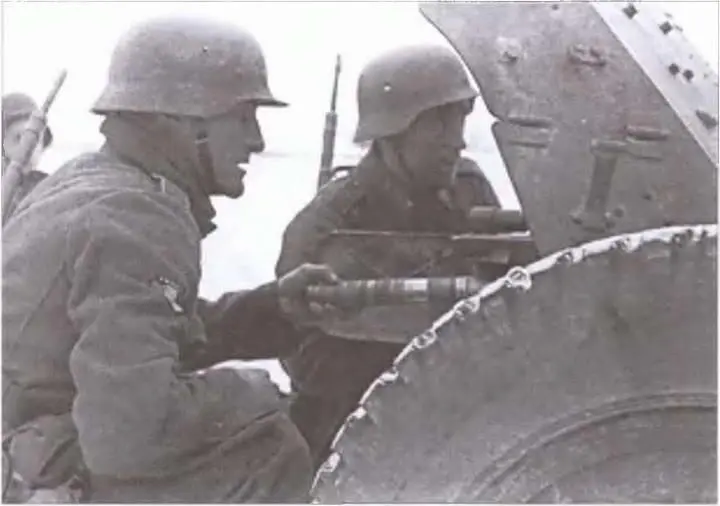 Бойцы 14й противотанковой роты зима 1941 г Фон Клюге произносит речь - фото 18