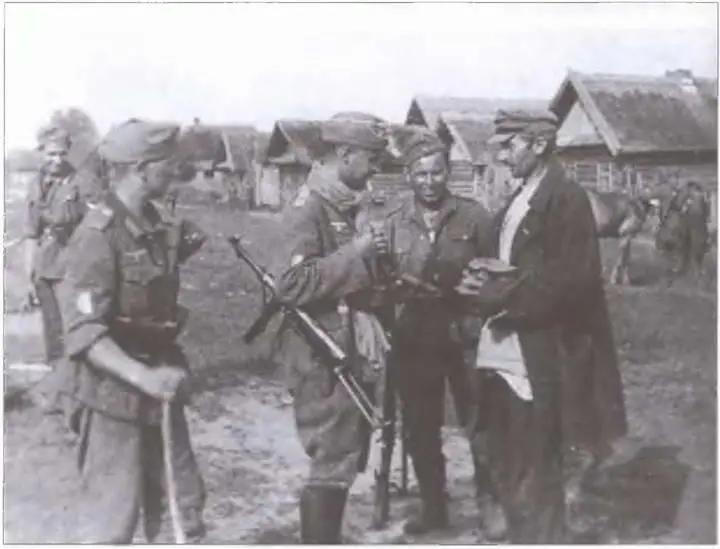 Французы с местным населением Сморки конец лета 1942 г Часовой I - фото 35