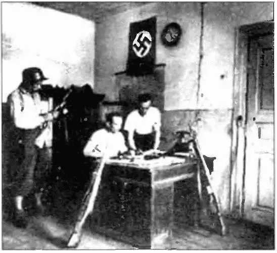 Бойцы белорусской самообороны в караульном помещении 1941 г Бойцы - фото 33
