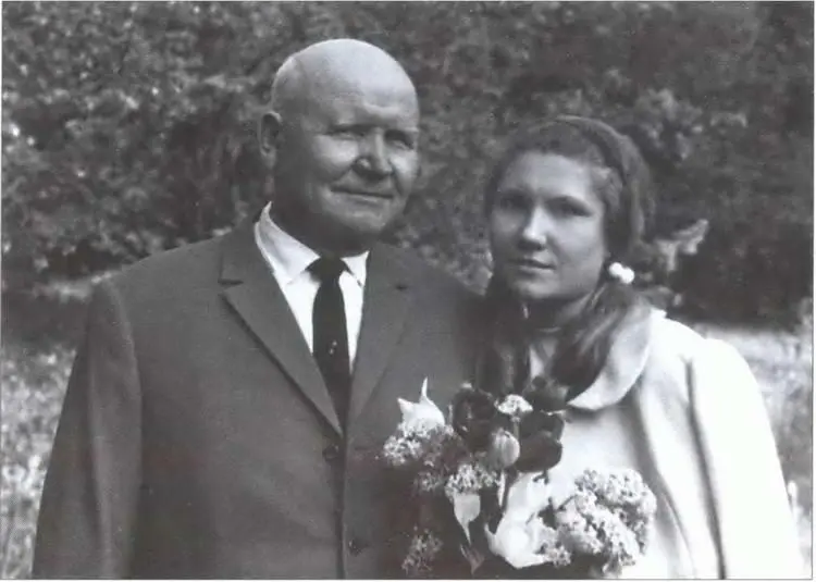 ИС Конев с младшей дочерью Одна из последних фотографий маршала Конева - фото 22