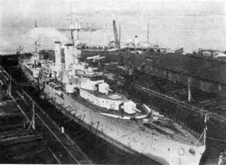 В доке 1929 г Обратно крейсер шел через Суэцкий канал и Средиземное море с - фото 21