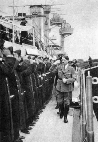 На Кельне в 1933 г вверху На баке Все лето 1939 г прошло в боевой - фото 89
