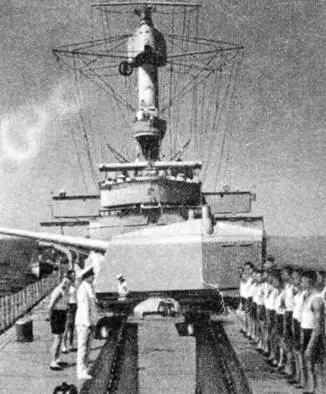 На Кельне в 1933 г вверху На баке Все лето 1939 г прошло в боевой - фото 90