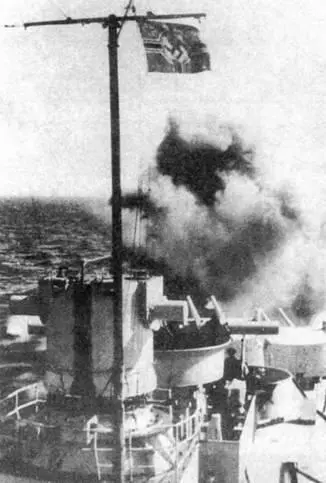 Кельн стреляет из орудий главного калибра 1938 г вверху - фото 97