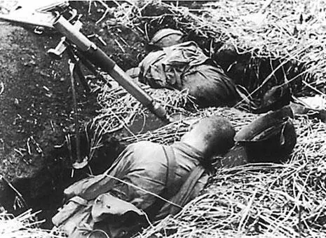 Погибший расчет красноармейцев Начало октября 1941 г бронеколонна - фото 54