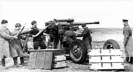 Расчет зенитного орудия на защите Тулы 1941 г По прибытии в Тулу батарея с - фото 87