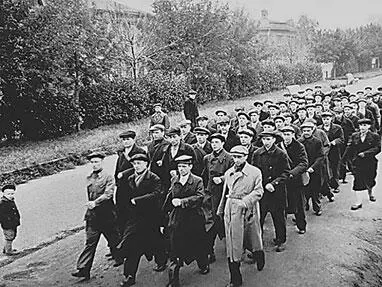 Боевая подготовка рабочих на улицах Москвы На фронт 1941 г - фото 108