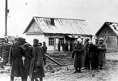 Группа советских военнопленных в одном из населенных пунктов Когда нацисты - фото 134