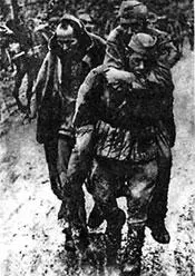 Когда нацисты гнали советских военнопленных в лагеря обессилевших - фото 135