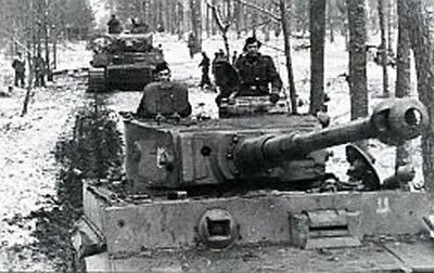 Немцы все ближе В бой вступают наша авиация артиллерия танки Сражение - фото 146