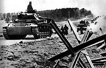 Фашистские танки движутся в сторону Москвы осень 1941 г Советские - фото 151