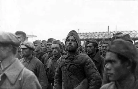 Советские военнопленные в пересыльном лагере 1941 г Трое суток 2я - фото 152