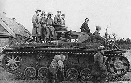 Советские солдаты на захваченном немецком танке Pz Kpfw Подбитые немецкие - фото 168