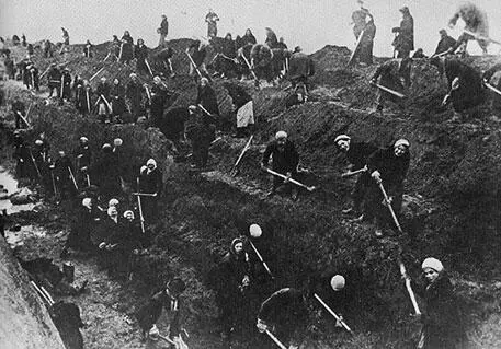 Женщины Москвы копают противотанковые рвы Осень 1941 года В это время - фото 175