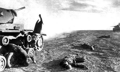 Подбитый немецкий средний танк Pz Kpfw III погибшие немецкие танкист и - фото 194