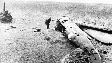Сбитый немецкий Hs123 под Москвой Горят фашистские самолеты Колонна - фото 198