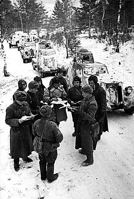 Колонна бронемашин выступает на боевые позиции в районе г Можайска 1941 г - фото 200