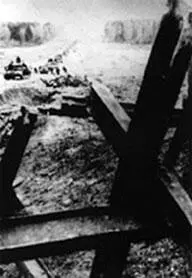 Колонна немецких танков на Минском шоссе 14 октября 1941 г Население - фото 201