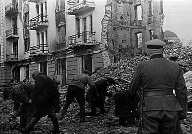 Население Калинина на принудительных работах по расчистке улиц Октябрь 1941 г - фото 202