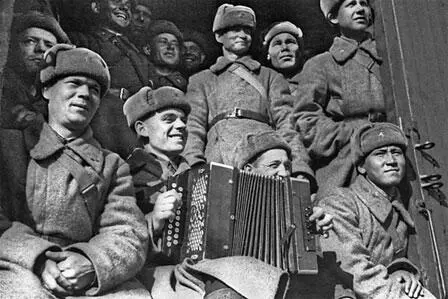 Солдаты из сибирских регионов в товарном вагоне теплушке едут на защиту - фото 212