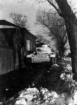 Фашистский танк в подмосковной деревне Советский солдат скачет мимо - фото 216