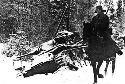 Советский солдат скачет мимо брошенного под Москвой немецкого танка Pz III - фото 217