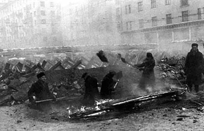 Жители Москвы строят баррикады на улицах города Зенитчики на охране - фото 255