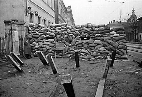 Москва готова к обороне 1941 г Участившиеся воздушные бомбардировщики города - фото 257