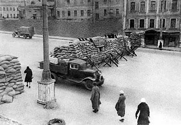Баррикады на улицах Москвы Смоленская улица В стане врага под Бородино - фото 273