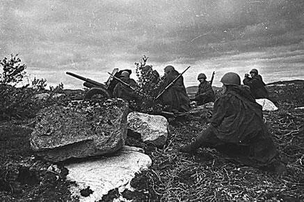 Расчет советского противотанкового 45мм орудия на боевой позиции Ставка - фото 290