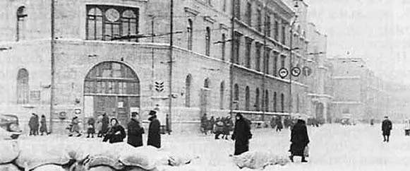 Большая Калужская во время войны Москвичи на строительстве баррикад на - фото 315