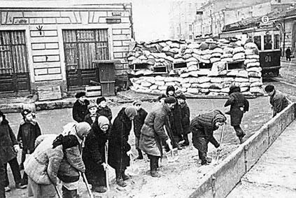 Москвичи на строительстве баррикад на окраине города Оборонительные - фото 316