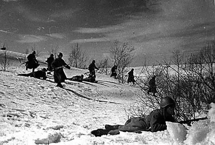 Гвардейцы Московской Пролетарской дивизии во время боя 22 октября 1941 г В - фото 319