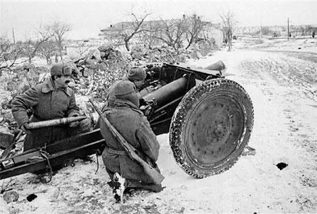 Расчет советской 762мм полковой пушки образца 1927 года на огневой позиции К - фото 327