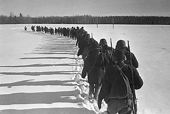 Колонна партизан уходит в тыл врага Партизаны минируют железнодорожные пути - фото 331